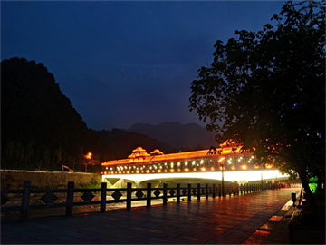 男子夜骑遭遇晾衣绳割喉事件，物业回应揭秘真相